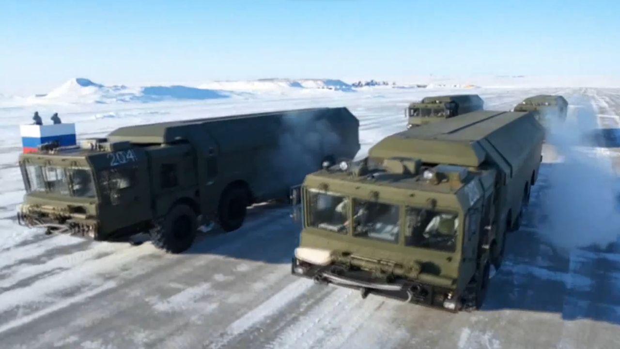 "Северный клевер" провел парад "Бастионов": военные в Арктике отметили День Победы